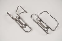 Image 1 of La paire de porte-bidon en titane  / finition brute et brossée