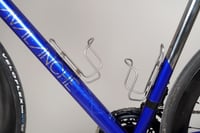 Image 3 of La paire de porte-bidon en titane  / finition brute et brossée