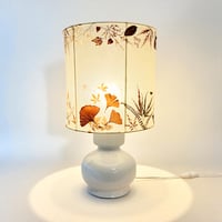 Image 1 of Grande lampe en faïence blanche vintage 1970, abat-jour fleurs séchées