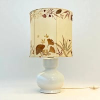 Image 2 of Grande lampe en faïence blanche vintage 1970, abat-jour fleurs séchées