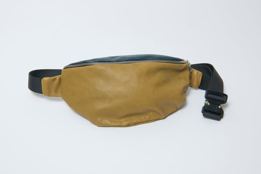 Image of BOSCO PARIS – Sac banane en cuir d’agneau vert olive et bleu 