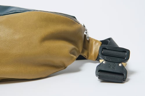 Image of BOSCO PARIS – Sac banane en cuir d’agneau vert olive et bleu