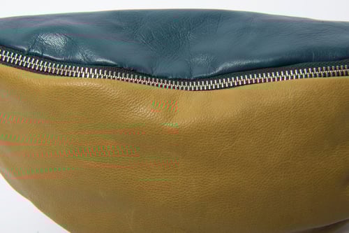 Image of BOSCO PARIS – Sac banane en cuir d’agneau vert olive et bleu