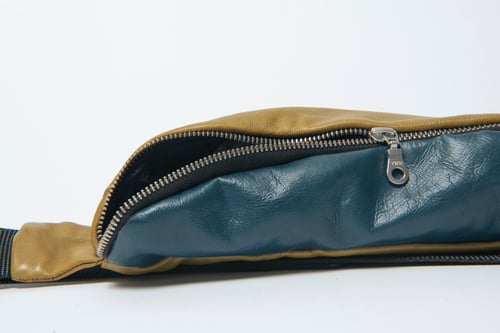 Image of BOSCO PARIS – Sac banane en cuir d’agneau vert olive et bleu