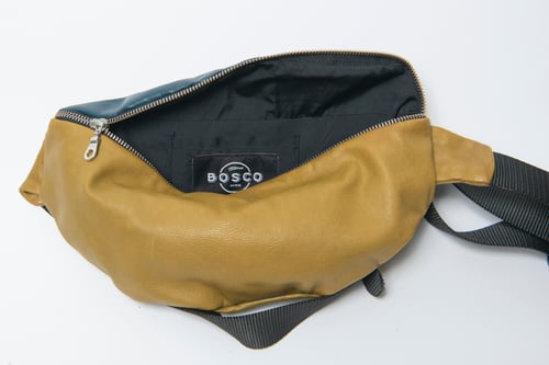 Image of BOSCO PARIS – Sac banane en cuir d’agneau vert olive et bleu