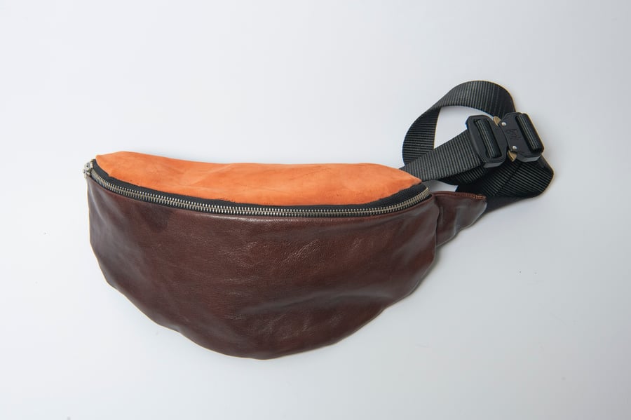 Image of BOSCO PARIS – Sac banane en cuir et daim bi-matiere brun & saumon