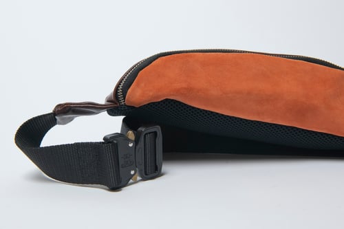 Image of BOSCO PARIS – Sac banane en cuir et daim bi-matiere brun & saumon