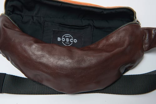 Image of BOSCO PARIS – Sac banane en cuir et daim bi-matiere brun & saumon