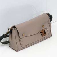 Image 2 of Kutson Sling wide in pebbled light gray