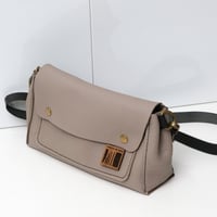 Image 4 of Kutson Sling wide in pebbled light gray