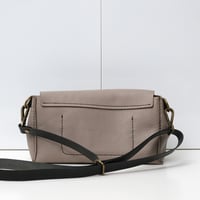 Image 3 of Kutson Sling wide in pebbled light gray