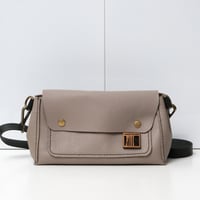 Image 1 of Kutson Sling wide in pebbled light gray