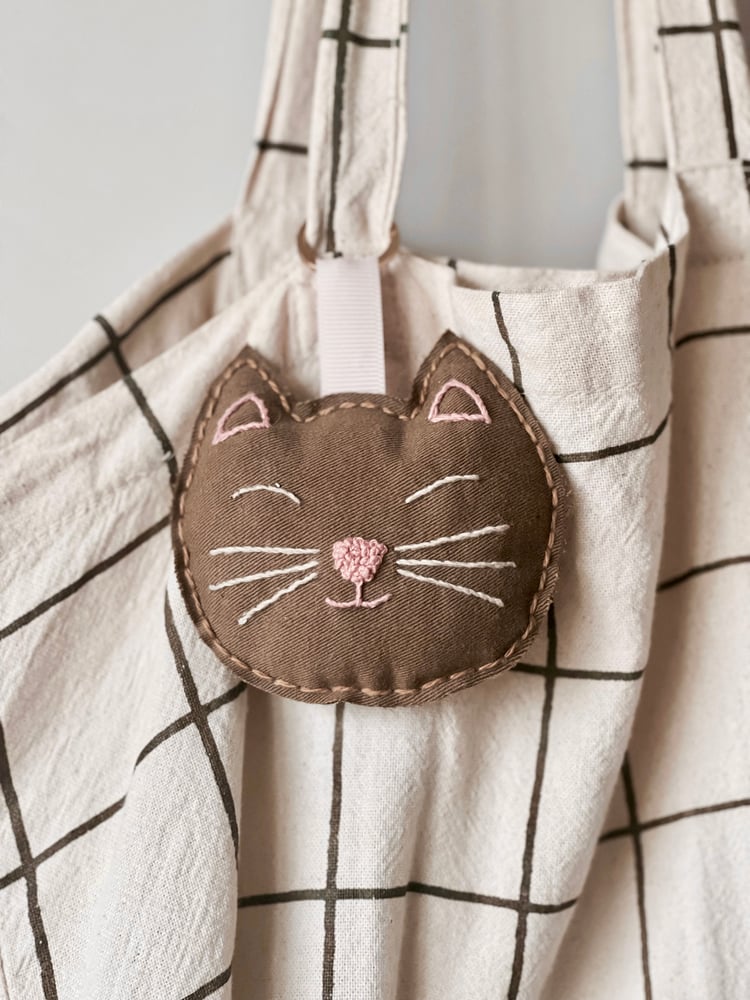 Image of Porte clé brodé - Chat camel