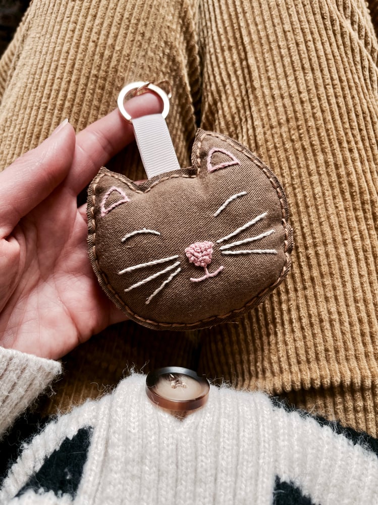 Image of Porte clé brodé - Chat camel