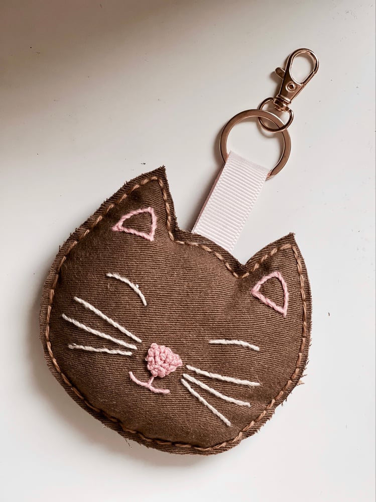 Image of Porte clé brodé - Chat camel