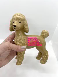 Image 2 of Caniche en céramique avec un slogan