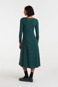 Image 2 of VESTIDO MIDI PUNTO CANALÉ VERDE