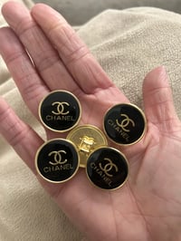 Set of x5 Buttons Gold & Black Perfect for enhancing clothing, outfits, or craft projects.