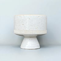 Image 1 of Bol sur pied en céramique blanche vintage design scandinave moderniste 1960 - Cache-pot