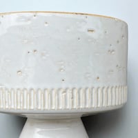 Image 3 of Bol sur pied en céramique blanche vintage design scandinave moderniste 1960 - Cache-pot