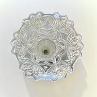 Image 8 of Vase cornet à tulipe Art Nouveau en verre et métal étain motif floral - vase ancien