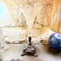 Image 3 of Vase cornet à tulipe Art Nouveau en verre et métal étain motif floral - vase ancien