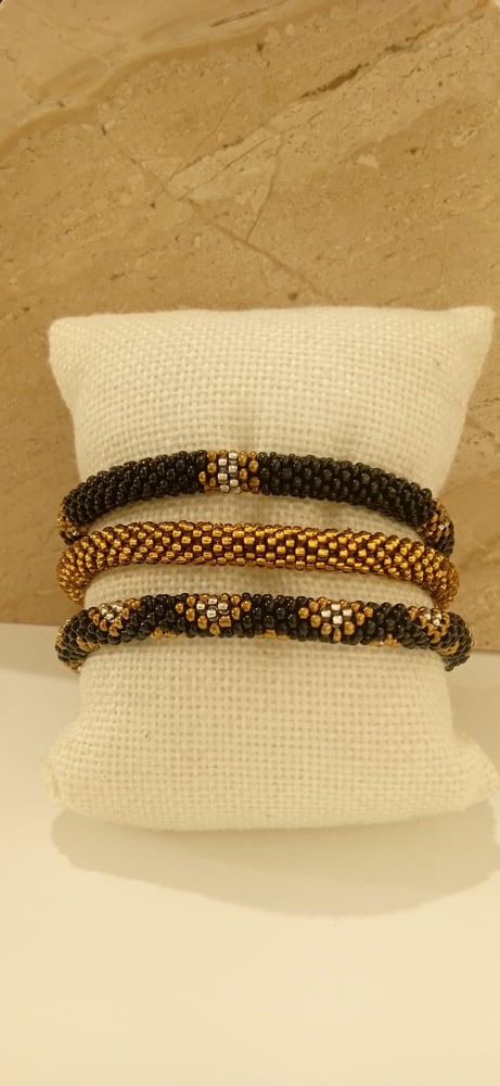 Image of Pulseras Kharmari Black and Gold.