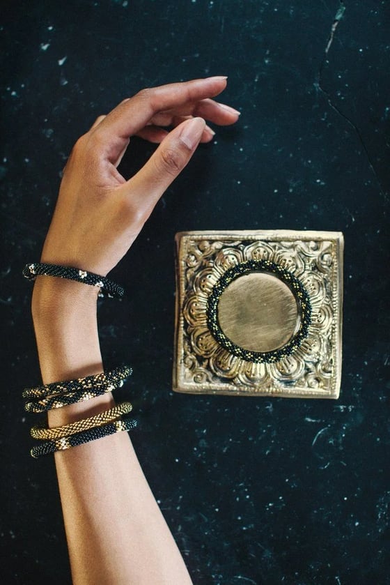 Image of Pulseras Kharmari Black and Gold.