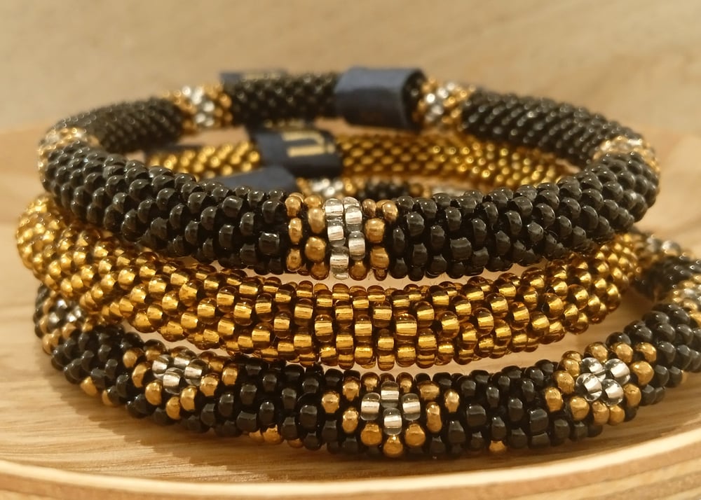 Image of Pulseras Kharmari Black and Gold.