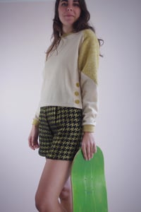Image 5 of LYRA --- short en pied-de-poule doré en laine.
