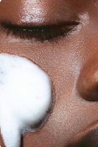 Image 2 of  Nettoyant moussant éclat & démaquillant 2 en 1 – 160ml