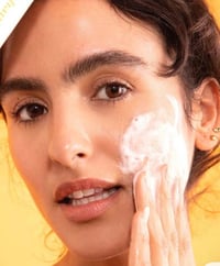 Image 3 of  Nettoyant moussant éclat & démaquillant 2 en 1 – 160ml