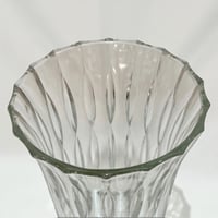 Image 3 of Grand vase Art Déco vintage en verre moulé motif losanges allongés – Années 30 - 40