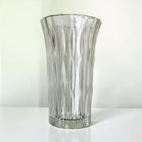 Image 1 of Grand vase Art Déco vintage en verre moulé motif losanges allongés – Années 30 - 40