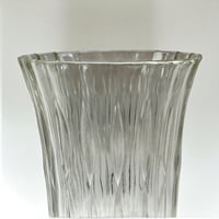 Image 7 of Grand vase Art Déco vintage en verre moulé motif losanges allongés – Années 30 - 40