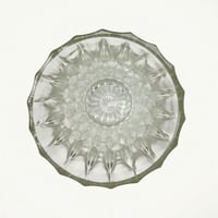 Image 4 of Grand vase Art Déco vintage en verre moulé motif losanges allongés – Années 30 - 40