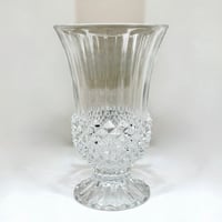 Image 1 of Vase sur pied vintage en cristal d'Arques motif pointes de diamant – Années 60 - 70