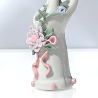 Image 7 of Vase baguier en porcelaine vintage en forme de main – soliflore porte-bijoux – années 70