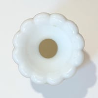 Image 6 of Vase soliflore en opaline blanche vintage 1960s-1970s à motifs géométriques