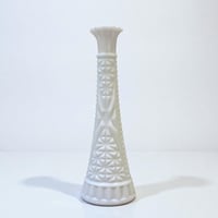 Image 1 of Vase soliflore en opaline blanche vintage 1960s-1970s à motifs géométriques