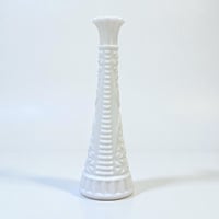 Image 2 of Vase soliflore en opaline blanche vintage 1960s-1970s à motifs géométriques