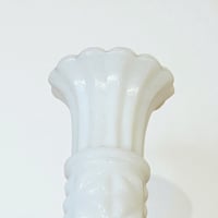 Image 5 of Vase soliflore en opaline blanche vintage 1960s-1970s à motifs géométriques