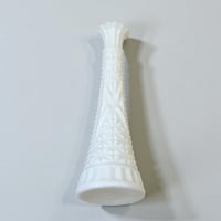 Image 7 of Vase soliflore en opaline blanche vintage 1960s-1970s à motifs géométriques