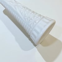 Image 9 of Vase soliflore en opaline blanche vintage 1960s-1970s à motifs géométriques