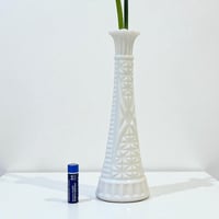Image 4 of Vase soliflore en opaline blanche vintage 1960s-1970s à motifs géométriques