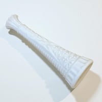 Image 10 of Vase soliflore en opaline blanche vintage 1960s-1970s à motifs géométriques