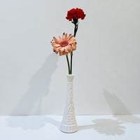 Image 3 of Vase soliflore en opaline blanche vintage 1960s-1970s à motifs géométriques