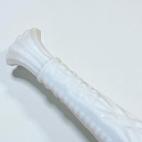 Image 8 of Vase soliflore en opaline blanche vintage 1960s-1970s à motifs géométriques