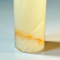 Image 8 of Vase rouleau en pierre onyx naturel vintage 1970 - Vase cylindrique 