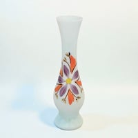 Image 1 of Vase soliflore vintage en verre opaline blanc bleu – Fleurs peintes à la main – Années 60/70